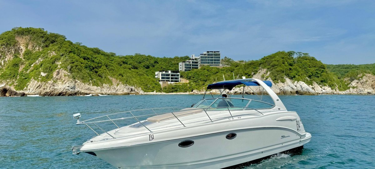 Luxury Yacht to the Bays with drinks.