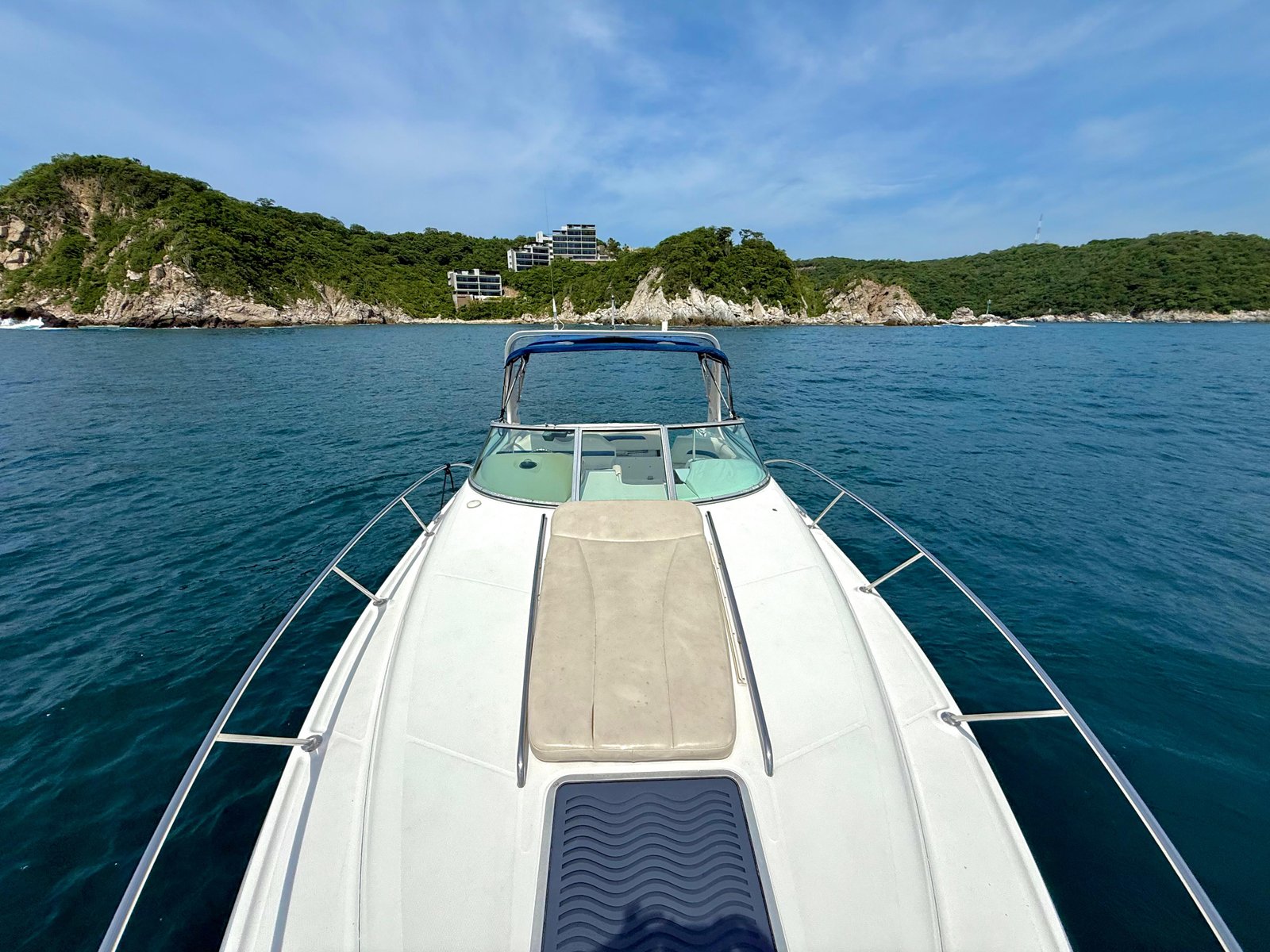 Luxury Yacht to the Bays with drinks.