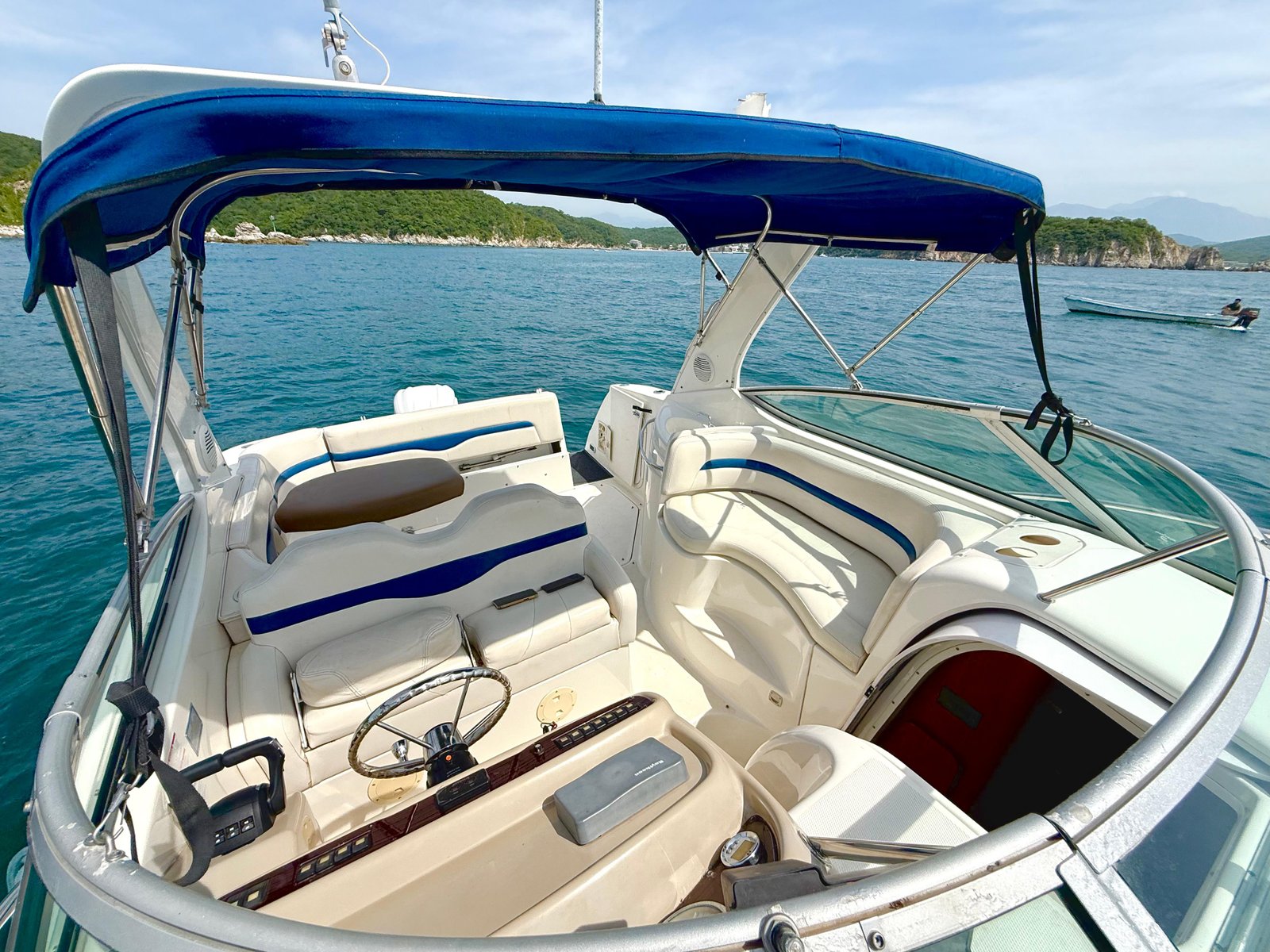 Luxury Yacht to the Bays with drinks.
