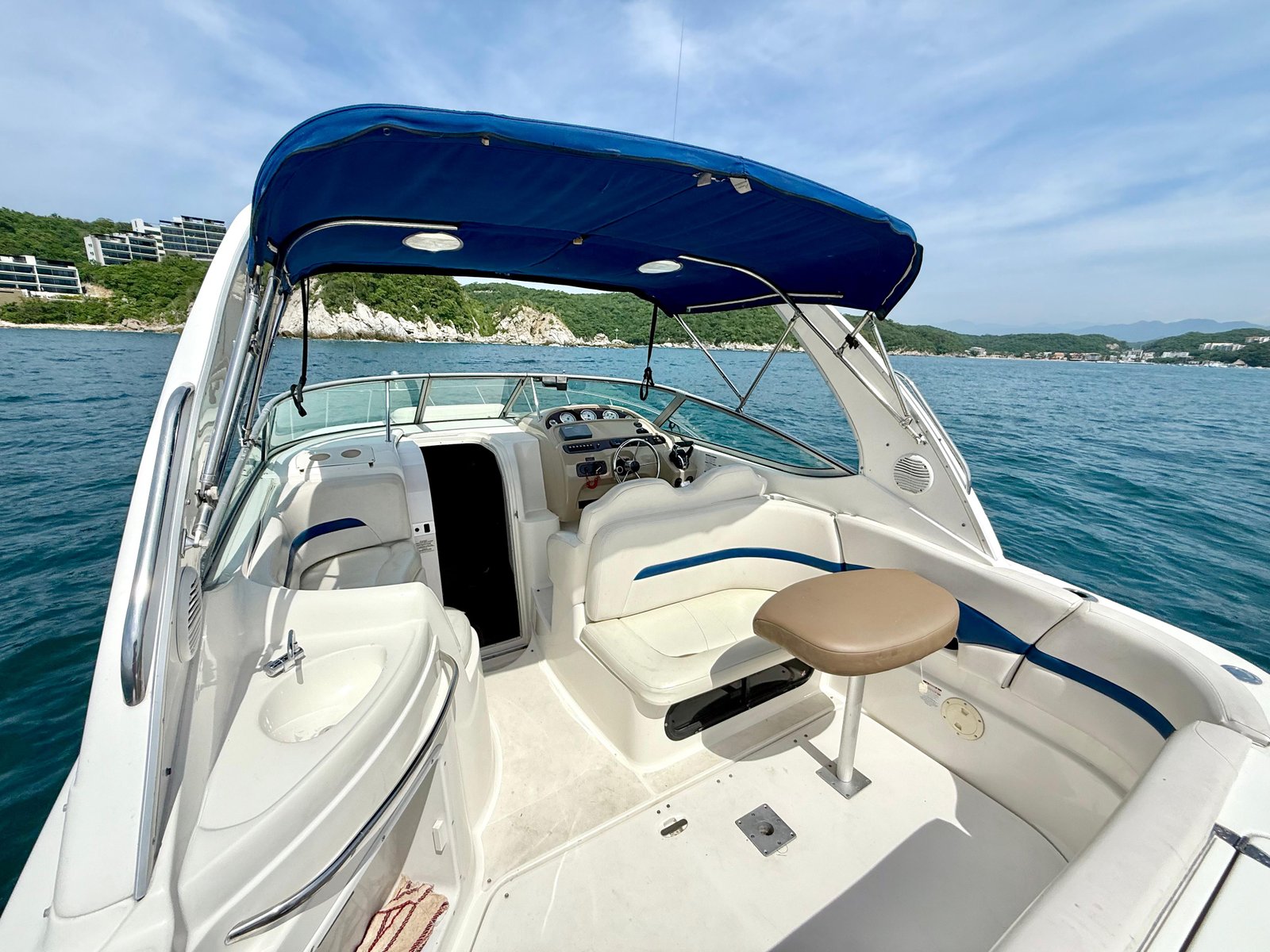 Luxury Yacht to the Bays with drinks.